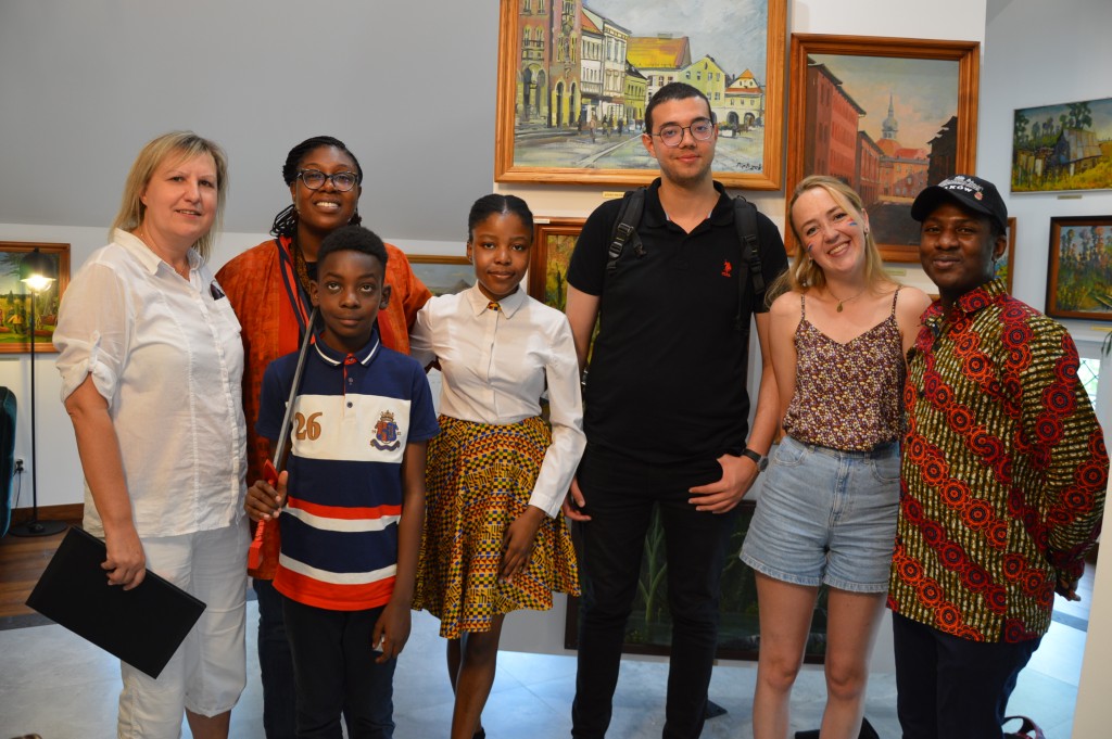 Uczestnicy z Południowej Afryki, Holandii z p. prof. Magdaleną Kaczmarek w trakcie zwiedzania galerii