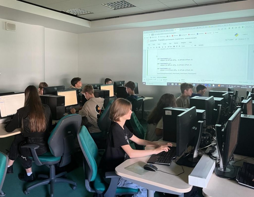 Uczniowie w pracowni komputerowej Instytutu Fizyki