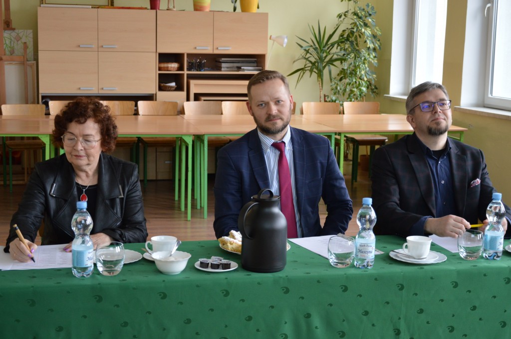 Komisja konkursowa - biotechnologia w składzie (od lewej): p. Urszula Hetman (nauczyciel Kopernika), prof. Maciej Masłyk (KUL), dr Radosław Mencfel (KUL)